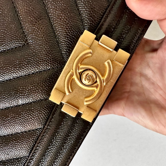 CHANEL BOY CHEVRON CAVIAR 🖤 - Picture 8 of 15